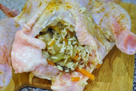 Курица фаршированная грибами и рисом.: шаг 6