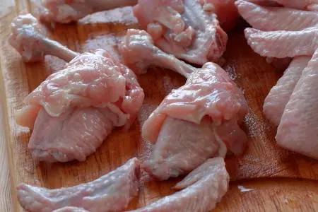 Медовые куриные крылышки под клюквенным соусом: шаг 1