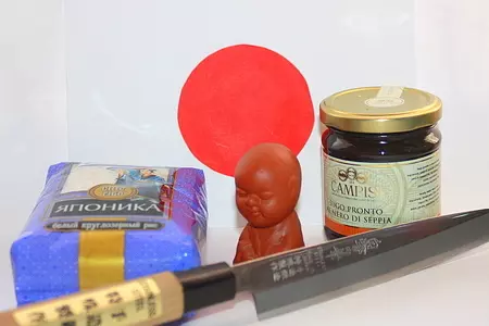 Роллы "черная жемчужина" с гребешком и чернилами каракатицы. япония.: шаг 2