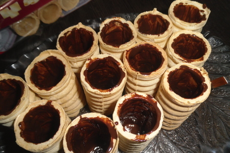 Вафельные трубочки с сливочно-ванильным кремом и шоколадом "любимый десерт императора": шаг 12