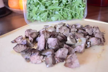 Салат с куриной печенью под брусничным соусом darbo: шаг 1