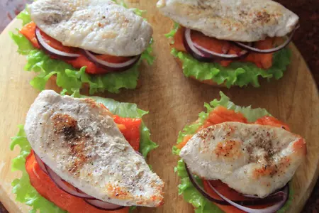 Домашний бургер с куриной грудкой и печеным перцем: шаг 10