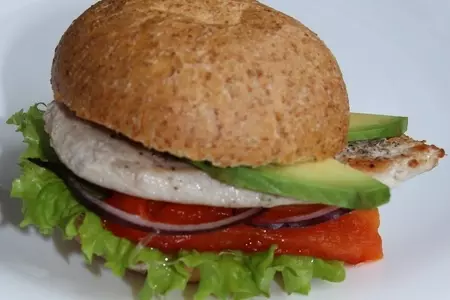 Домашний бургер с куриной грудкой и печеным перцем: шаг 12