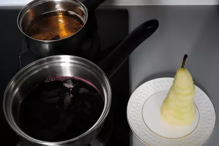 Утиное магрэ с пьяной грушей и бруснично-розмариновым соусом: шаг 2