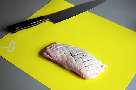 Утиное магрэ с пьяной грушей и бруснично-розмариновым соусом: шаг 4