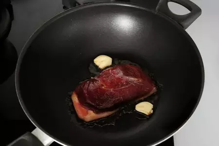 Утиное магрэ с пьяной грушей и бруснично-розмариновым соусом: шаг 6