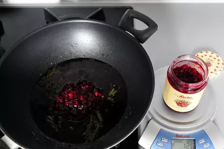 Утиное магрэ с пьяной грушей и бруснично-розмариновым соусом: шаг 9