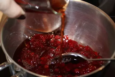Айва фаршированная под соусом из дикой брусники: шаг 1