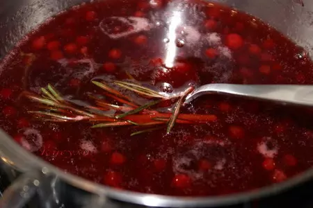 Айва фаршированная под соусом из дикой брусники: шаг 2