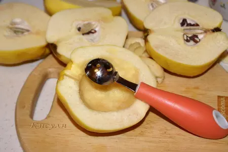 Айва фаршированная под соусом из дикой брусники: шаг 3