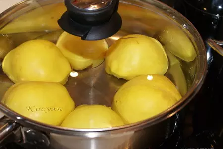Айва фаршированная под соусом из дикой брусники: шаг 4
