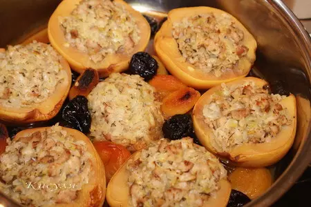 Айва фаршированная под соусом из дикой брусники: шаг 7