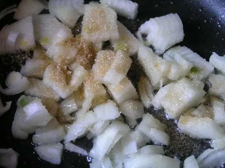 Мясной пирог с рисом, карамелизированным луком и яблоками: шаг 6