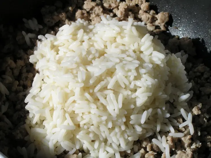 Мясной пирог с рисом, карамелизированным луком и яблоками: шаг 8