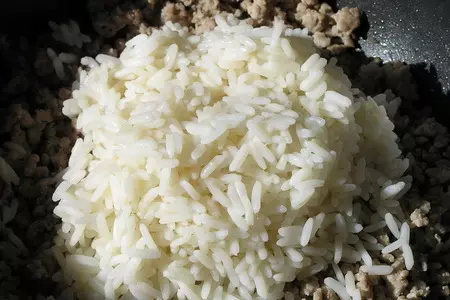 Мясной пирог с рисом, карамелизированным луком и яблоками: шаг 8