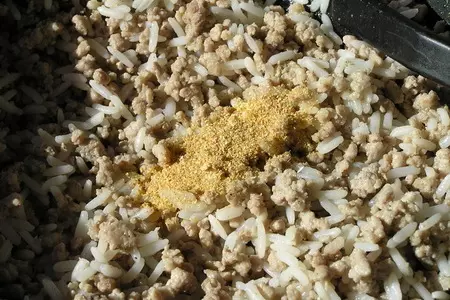 Мясной пирог с рисом, карамелизированным луком и яблоками: шаг 9