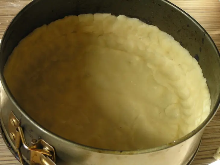 Мясной пирог с рисом, карамелизированным луком и яблоками: шаг 10