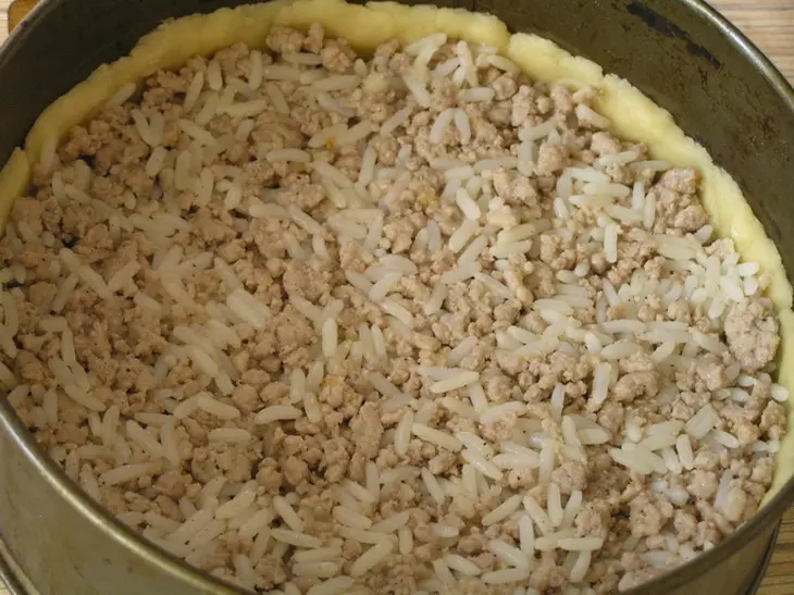 Мясной пирог с рисом, карамелизированным луком и яблоками: шаг 11