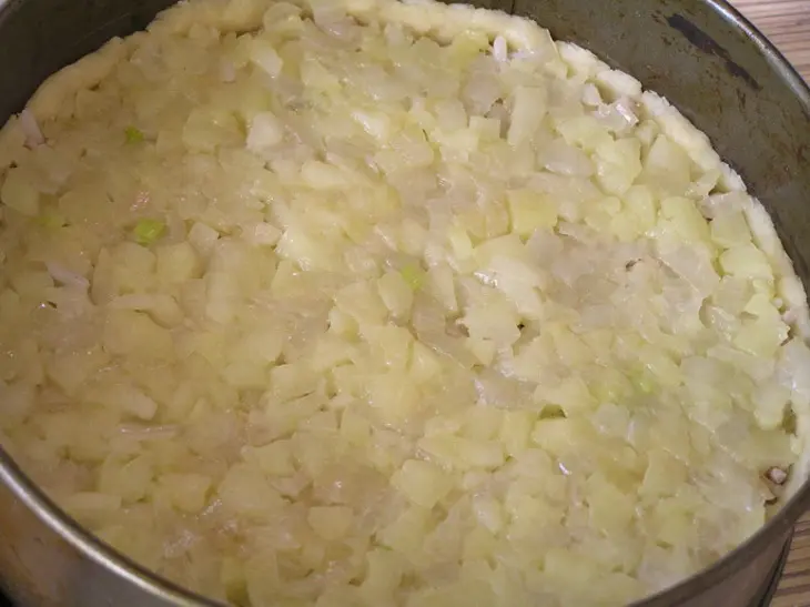 Мясной пирог с рисом, карамелизированным луком и яблоками: шаг 12