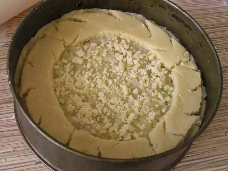 Мясной пирог с рисом, карамелизированным луком и яблоками: шаг 13