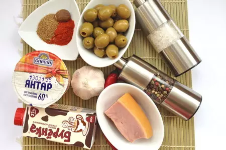 Куриные колбаски с ветчиной, оливками и рисом со свекольным релишем: шаг 3