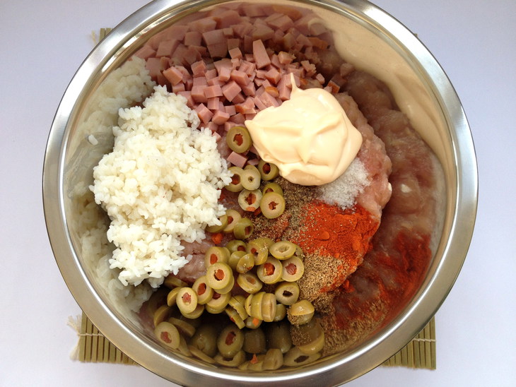 Куриные колбаски с ветчиной, оливками и рисом со свекольным релишем: шаг 4