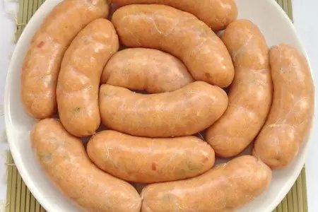 Куриные колбаски с ветчиной, оливками и рисом со свекольным релишем: шаг 7