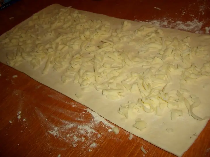 Закусочные завитушки с сырокопченным беконом и сыром: шаг 1