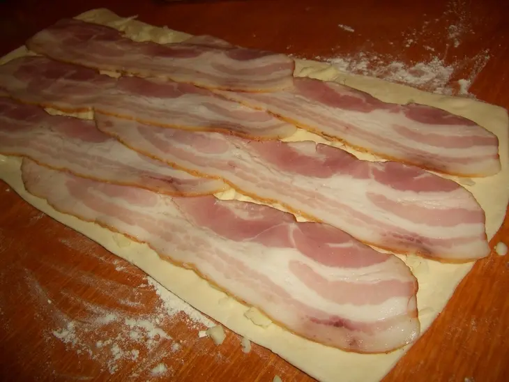 Закусочные завитушки с сырокопченным беконом и сыром: шаг 2