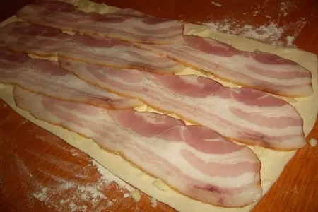 Закусочные завитушки с сырокопченным беконом и сыром: шаг 2