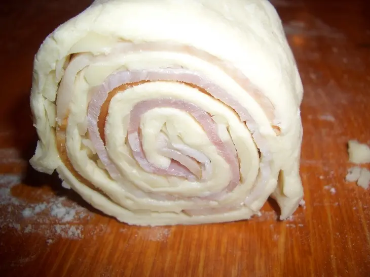 Закусочные завитушки с сырокопченным беконом и сыром: шаг 4