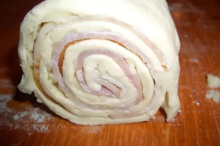Закусочные завитушки с сырокопченным беконом и сыром: шаг 4