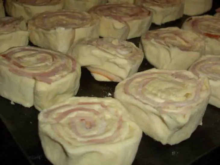 Закусочные завитушки с сырокопченным беконом и сыром: шаг 5