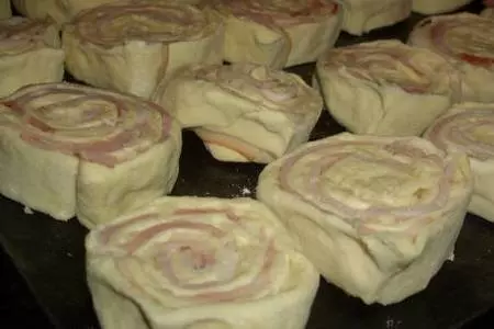 Закусочные завитушки с сырокопченным беконом и сыром: шаг 5