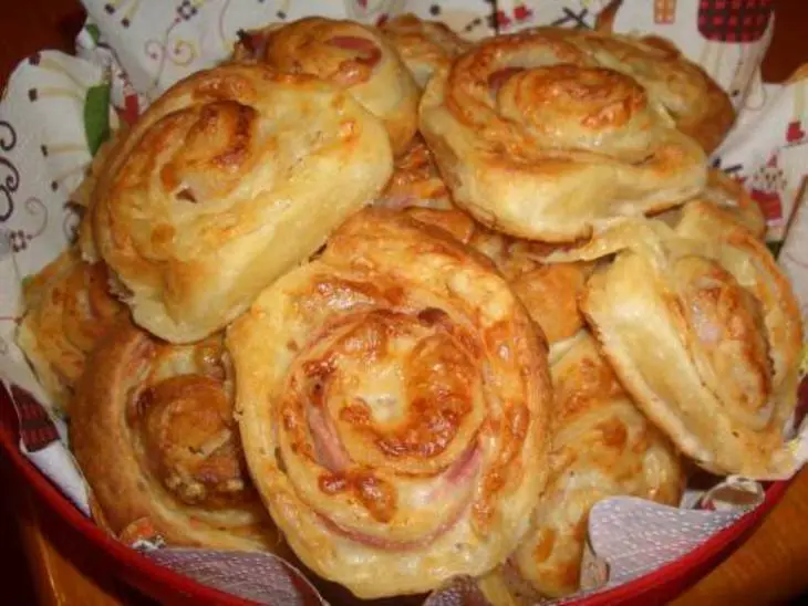 Закусочные завитушки с сырокопченным беконом и сыром: шаг 6