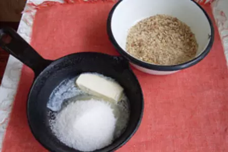 Пирог с вишнями и карамелизированной миндальной крошкой: шаг 1