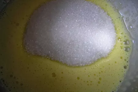 Шоколадный рулет с творожной начинкой и бананом: шаг 3