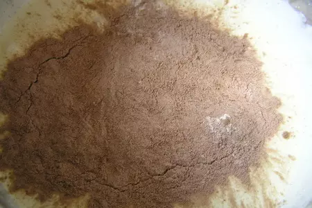 Шоколадный рулет с творожной начинкой и бананом: шаг 5