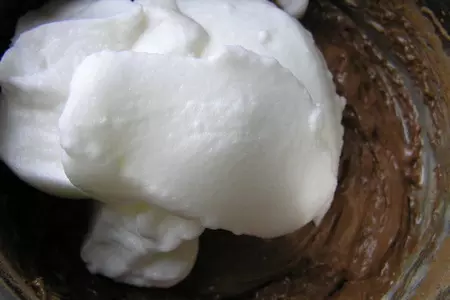 Шоколадный рулет с творожной начинкой и бананом: шаг 6