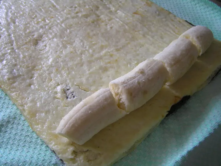Шоколадный рулет с творожной начинкой и бананом: шаг 10