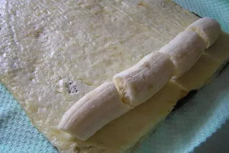 Шоколадный рулет с творожной начинкой и бананом: шаг 10