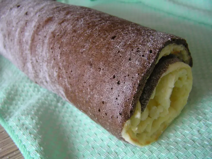 Шоколадный рулет с творожной начинкой и бананом: шаг 11