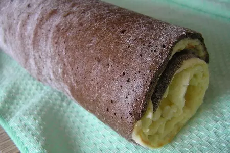 Шоколадный рулет с творожной начинкой и бананом: шаг 11