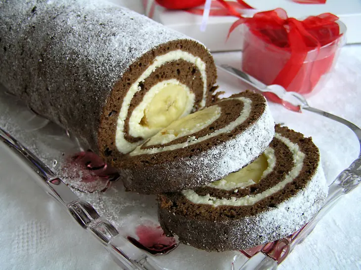 Шоколадный рулет с творожной начинкой и бананом: шаг 13