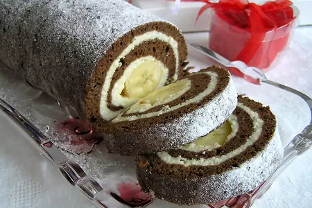 Шоколадный рулет с творожной начинкой и бананом: шаг 13