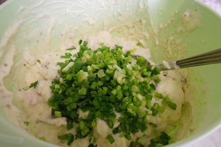 Оладьи с копченым мясом и зеленым луком: шаг 1