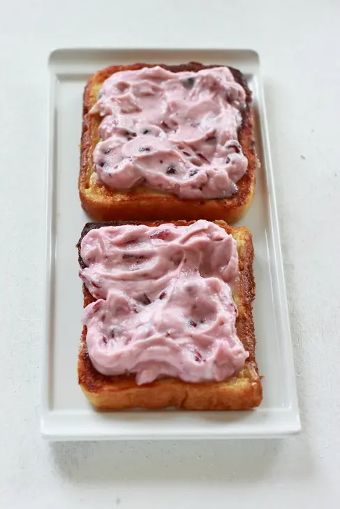 Французские тосты с творожным сыром и клюквенным соусом: шаг 6