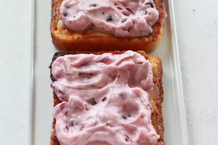 Французские тосты с творожным сыром и клюквенным соусом: шаг 6