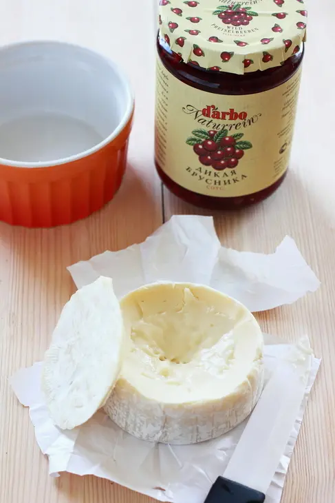 Паста с запеченным бри и брусничным соусом: шаг 1
