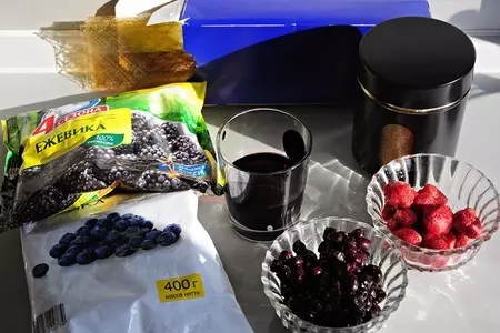 Тёплый салат с уткой, грилованным манго и кубиками ягодного желе: шаг 1